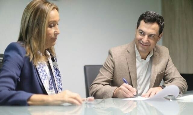 Juanma Moreno firmando ante notario que no pactará con Susana Díaz. FOTO: PP ANDALUCÍA. 