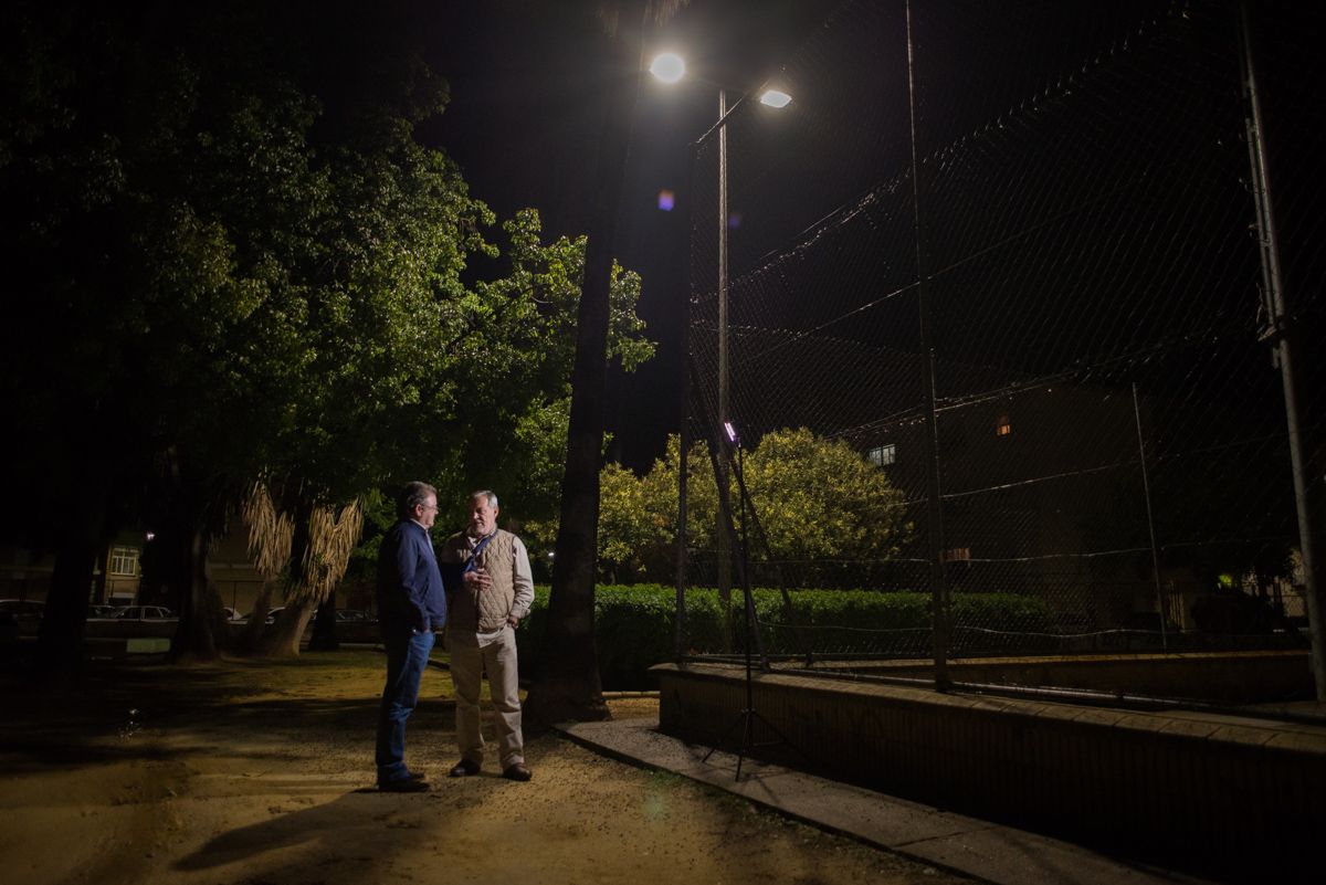 Diego Yesa y Álvato Caputto posando en el parque Scout tras la entrevista. FOTO: MANU GARCÍA. 