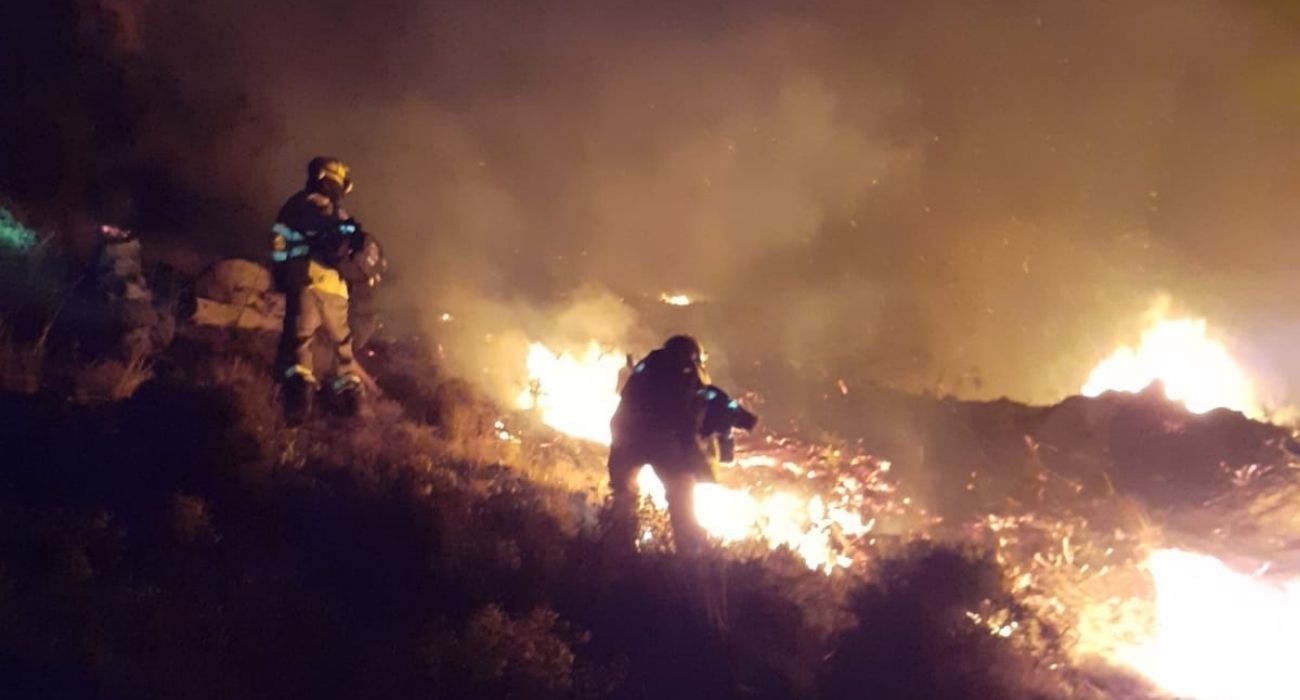 Bomberos trabajando en la extinción del incendio en la Cruz de Víznar.