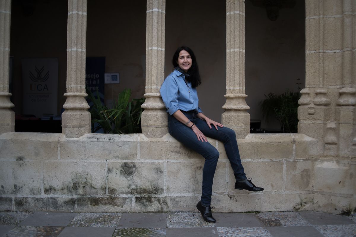 La periodista y escritora Brenda Chávez tras la entrevista concedida a lavozdelsur.es. FOTO: MANU GARCÍA. 
