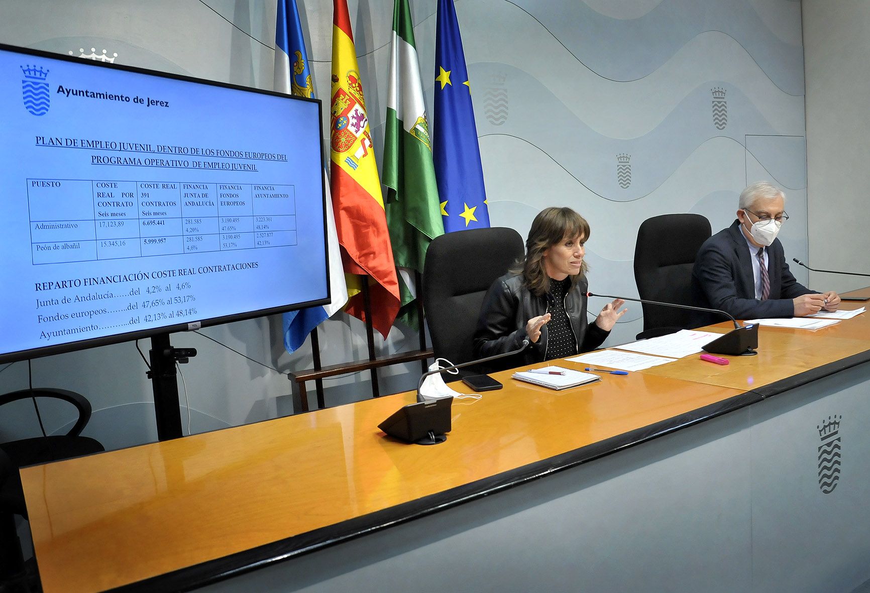 Laura Álvarez y Pablo Cabello, miembros del gobierno local de Jerez, en rueda de prensa hablando del plan de empleo juvenil.
