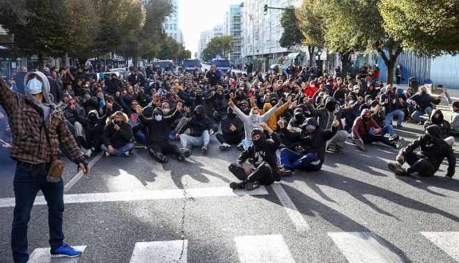 Día tres de la Huelga metal en Cádiz.   GERMÁN MESA