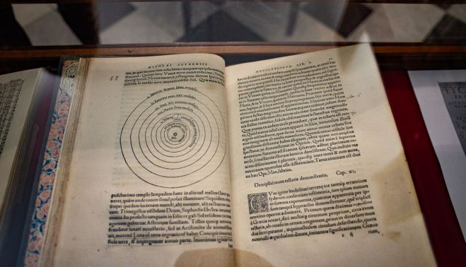 Un ejemplar de una primera edición de un Copernico.