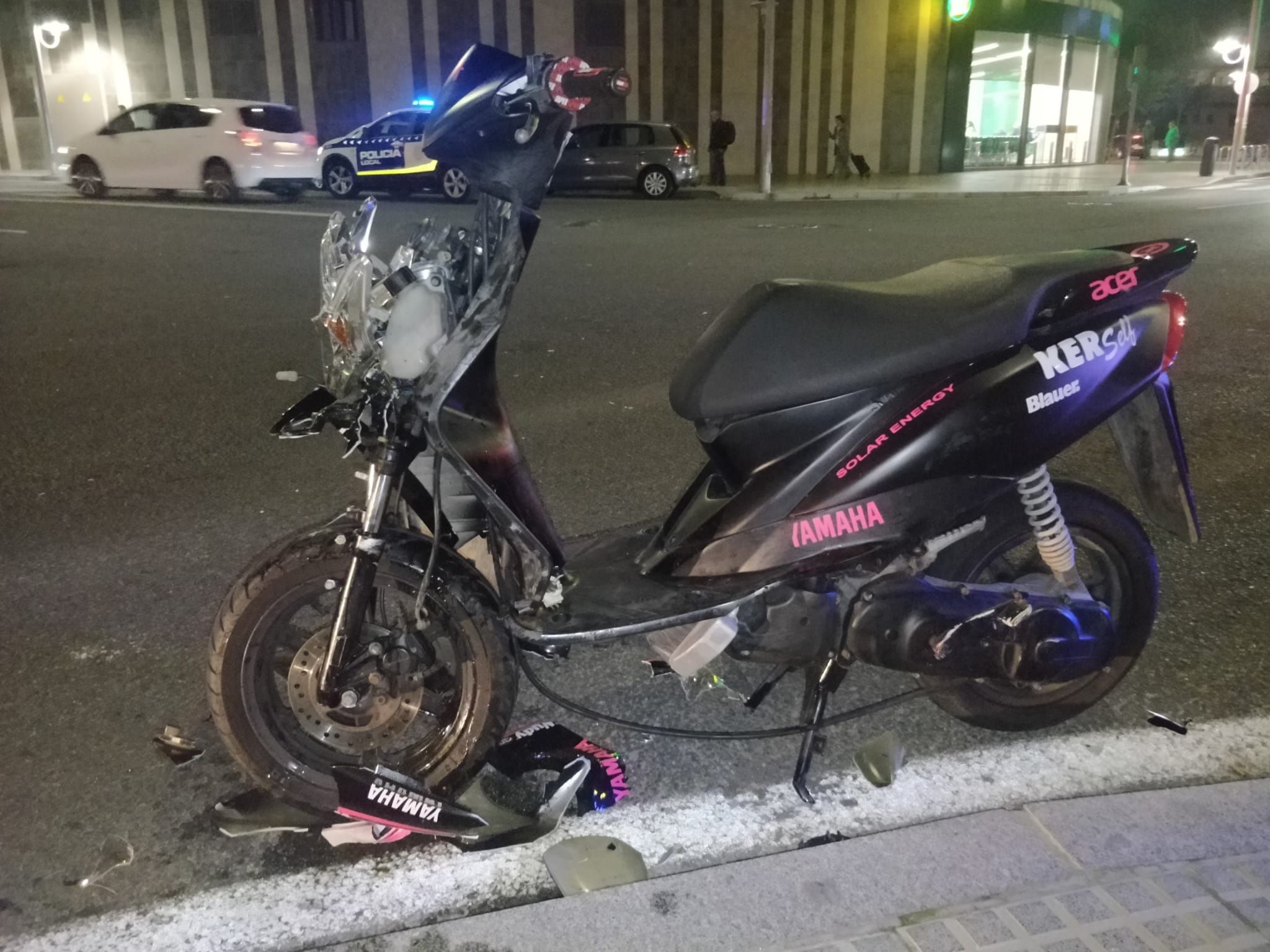 Así ha quedado la moto de un vecino de Cádiz tras sufrir un accidente.