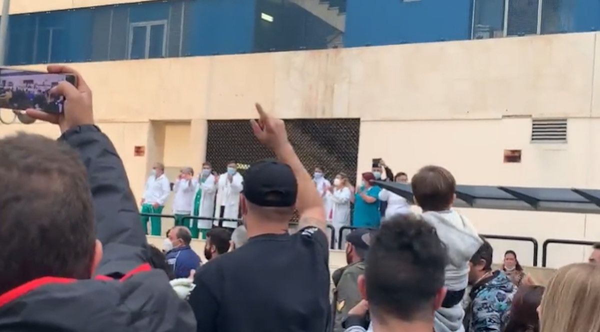 Un grupo de sanitarios salen a la entrada del hospital Puerta del Mar de Cádiz para apoyar a los trabajadores del metal.