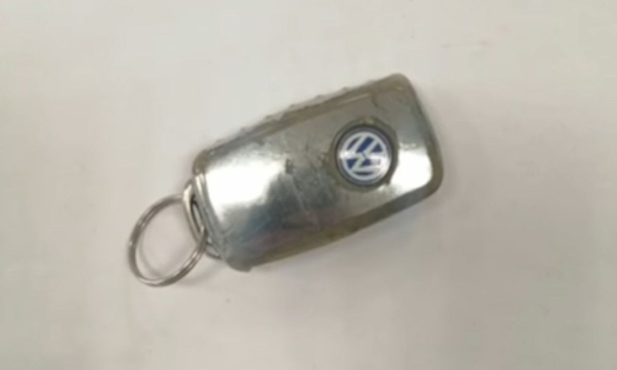 La llave de un Volkswagen, en la oficina de Objetos perdidos de la Policía Local de Algeciras.