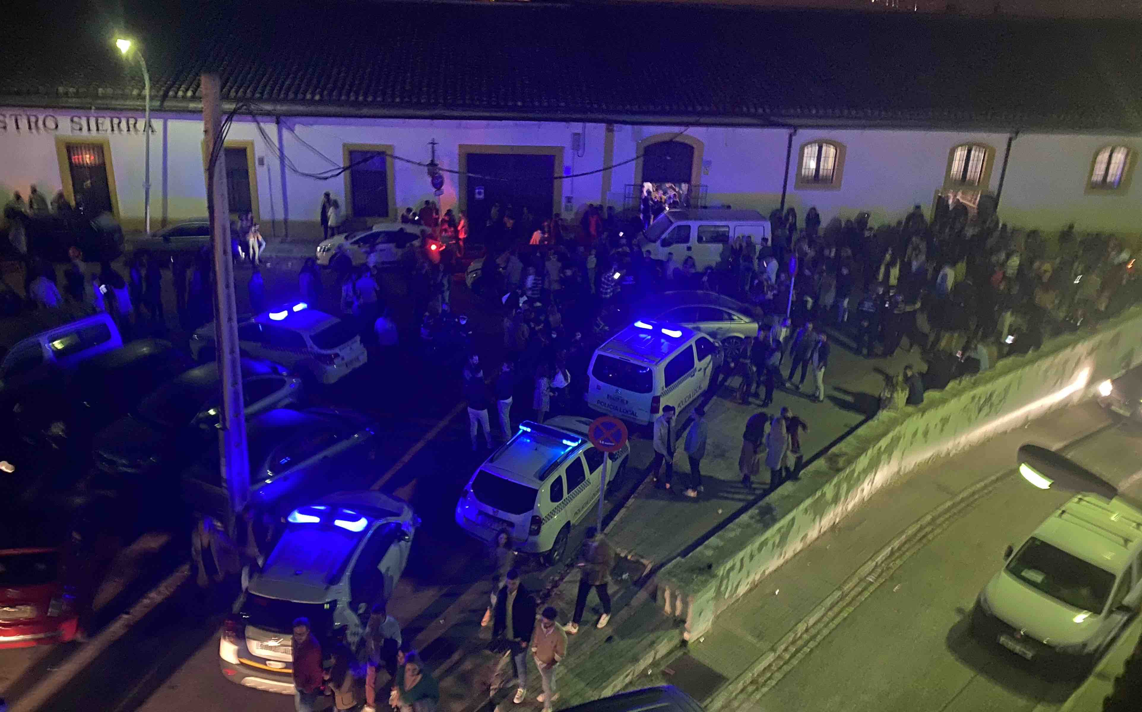 La Policía desaloja por seguridad, el fin de semana pasado, una Zambomba en una bodega de plaza Silos, en pleno centro de Jerez.