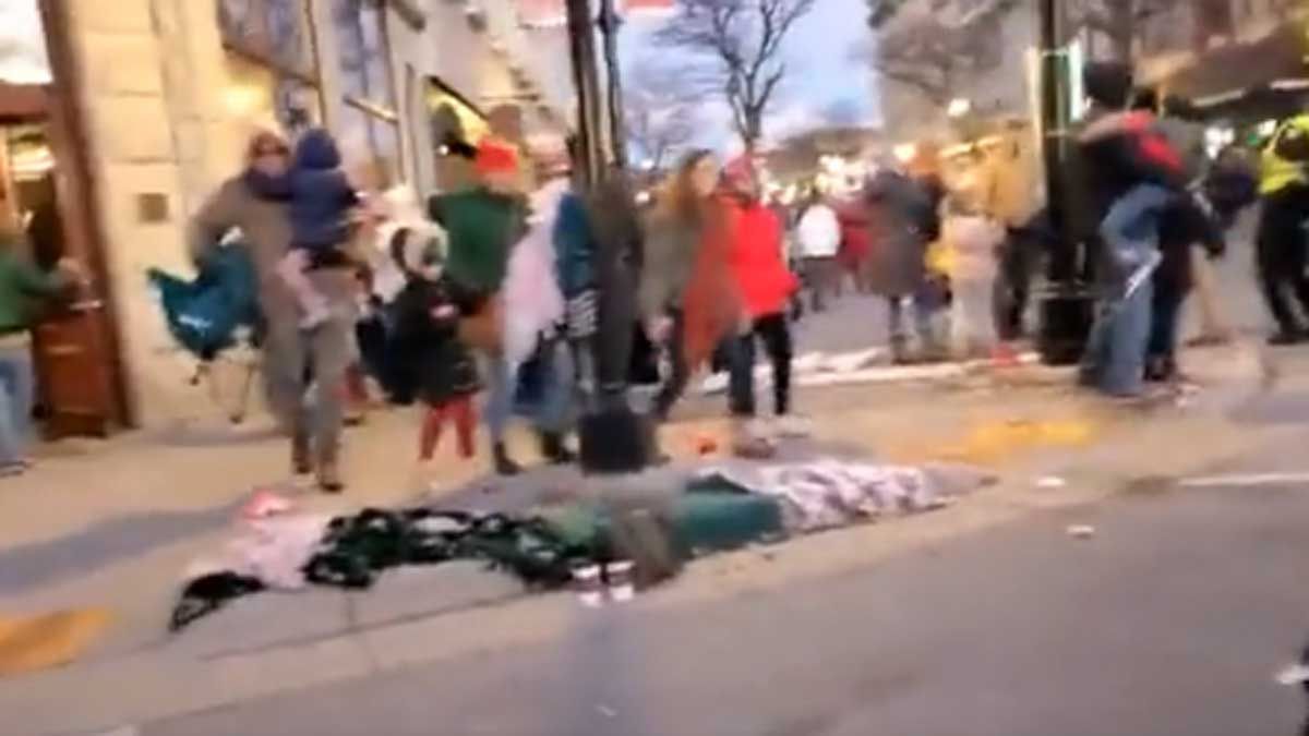 Varios muertos al empotrarse un todoterreno contra un desfile navideño en Wisconsin.