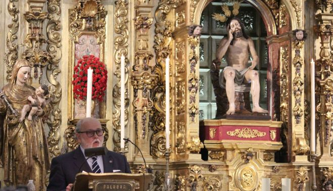 José Blas Moreno durante su intervención en el acto poético en la iglesia de la Trinidad. 