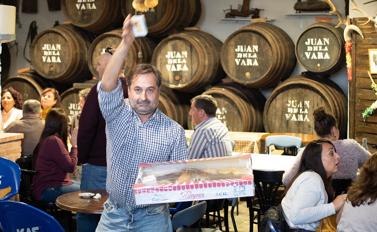Juan, con la baraja en una mano y los dulces de 'Pampín' en la otra. FOTO: JUAN CARLOS TORO.