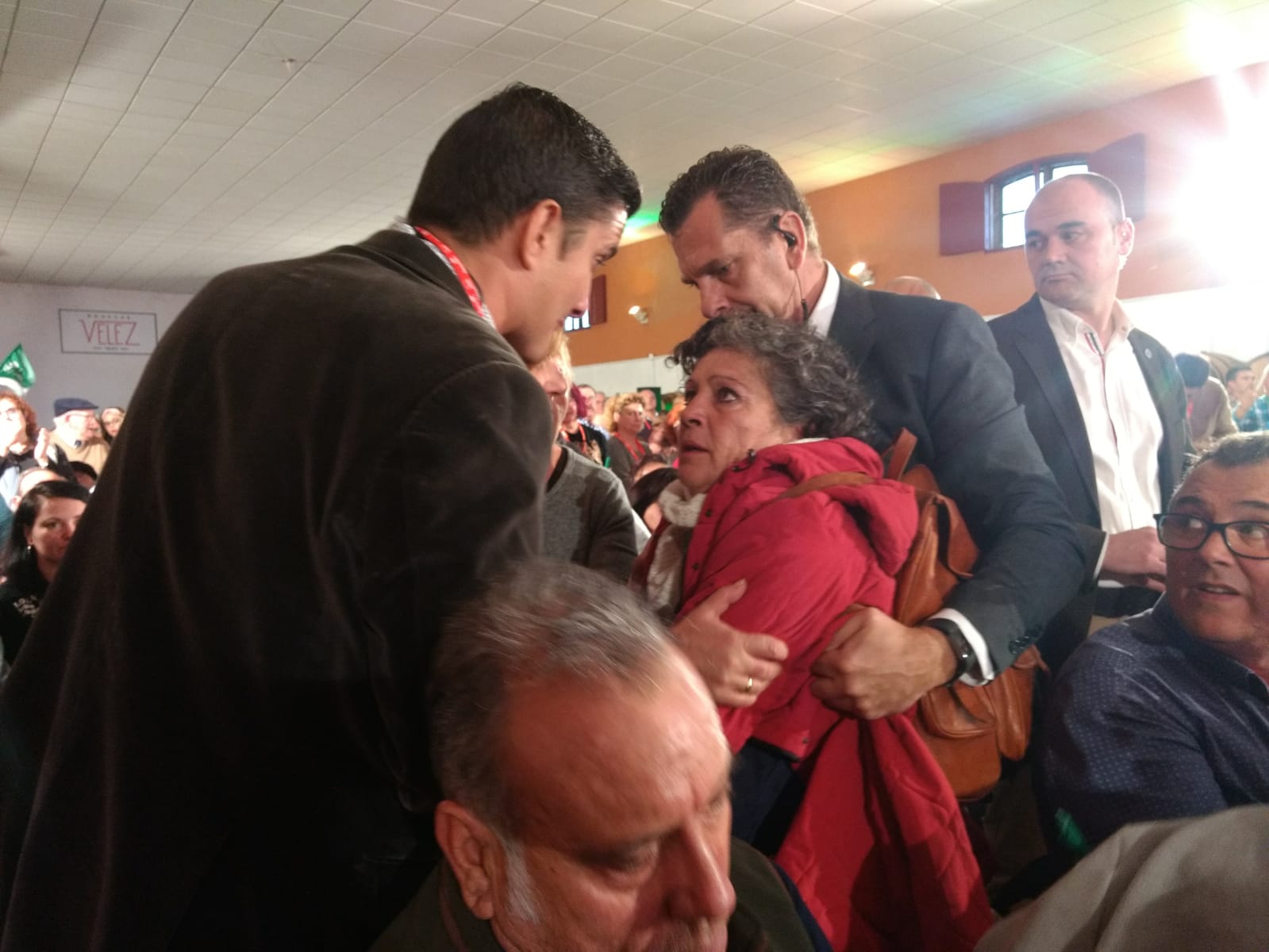 María Antonia Pacheco en el centro de la imagen, siendo expulsada por agentes de seguridad del mitin de Susana Díaz. FOTO: LVDS. 