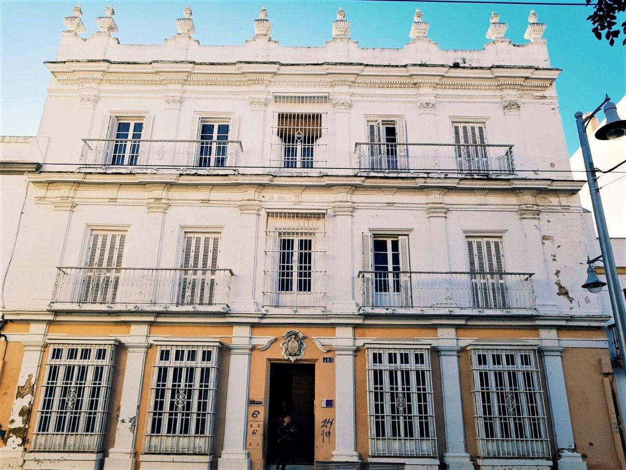 Manoli: poco más de tres semanas de relación, poco menos de un mes para seguir viva. Fachada de la antigua casa Micolta, en la céntrica calle Real de San Fernando, donde se produjo el crimen machista de Manoli.