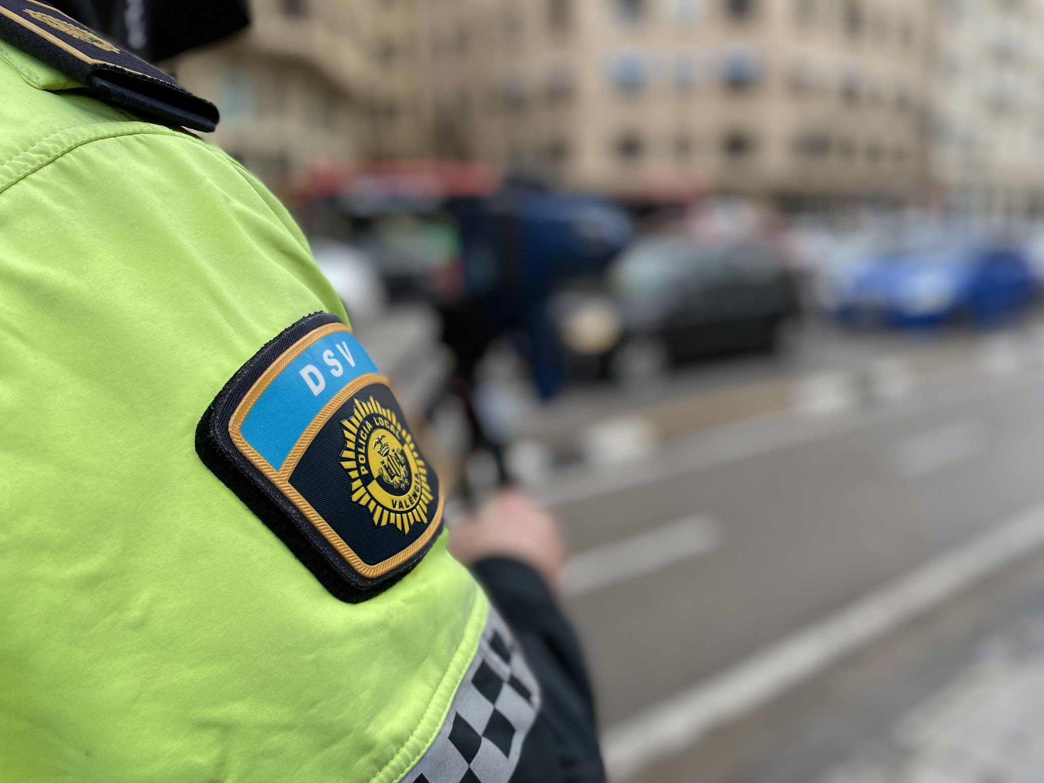Un agente policial. En Sueca tuvieron que intervenir tras abandonar una madre a su hija de diez años en el coche para irse a la discoteca.