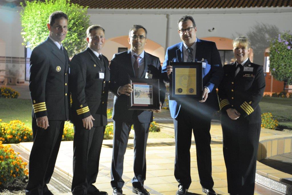 El Hospital Naval de Rota entregándole la carta de agradecidimiento al Hospital Puerta del Sur de Jerez. FOTO: LVDS.