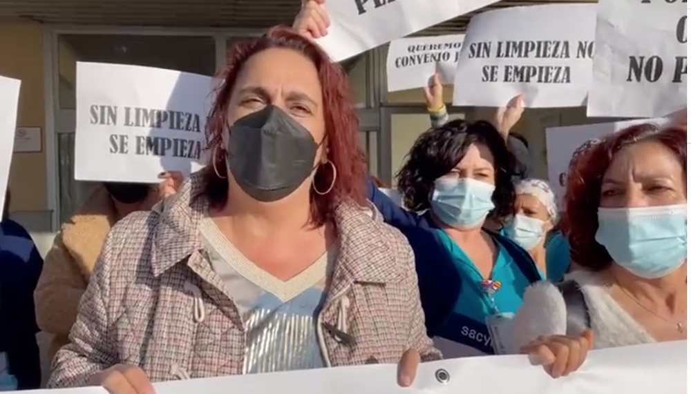 La parlamentaria andaluza Ángela Aguilera, en la protesta de las limpiadoras del Hospital de Algeciras.