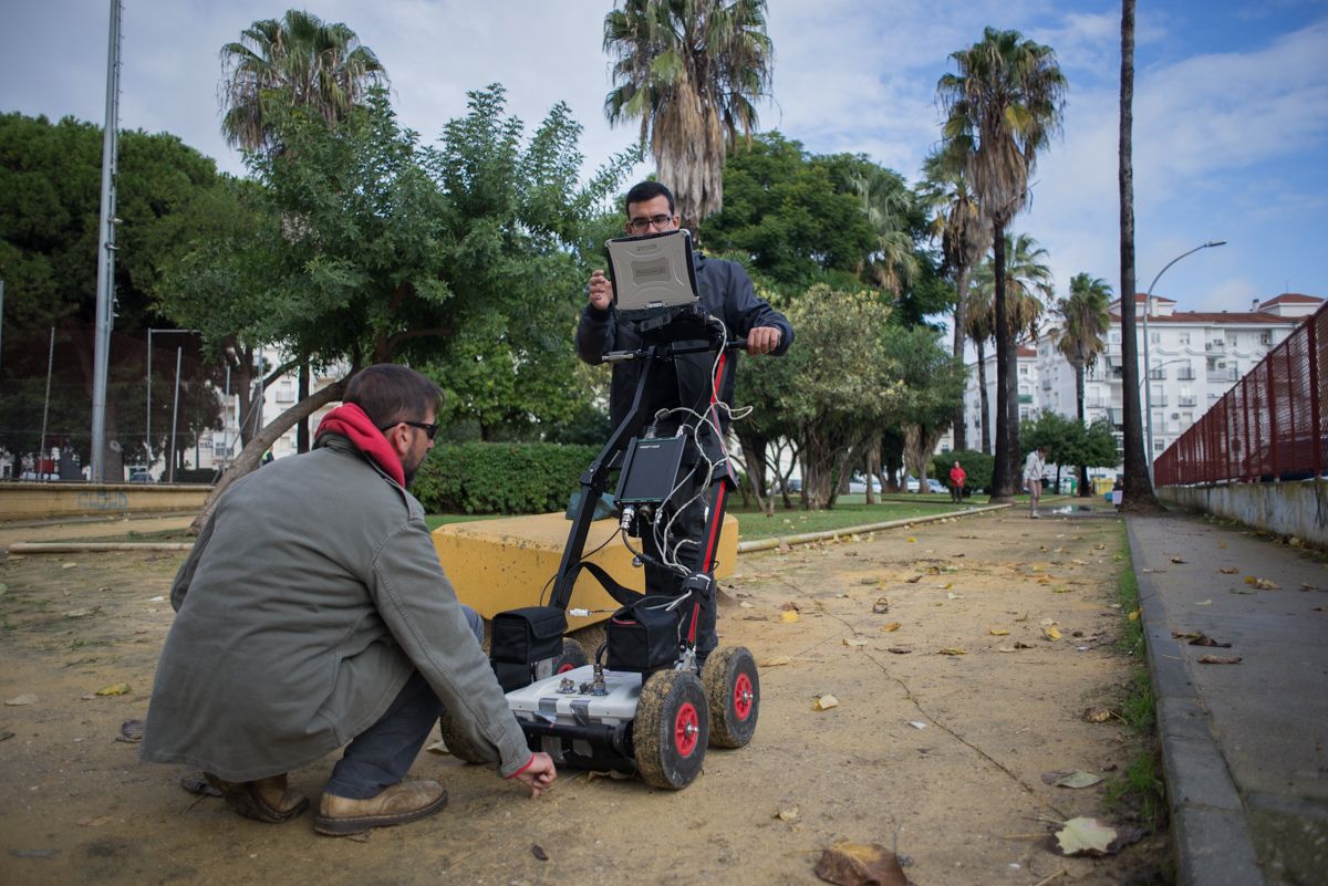 El equipo de la UCA trabajando en el estudio por georradar de restos de las víctimas del franquismo en el parque Scout. FOTO: MANU GARCÍA. 