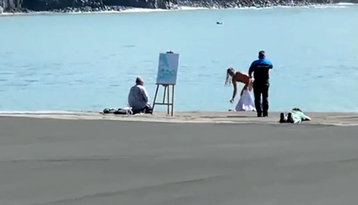 Un hombre posando desnudo frente al volcán de La Palma. Un hombre posando desnudo frente al volcán de La Palma.
