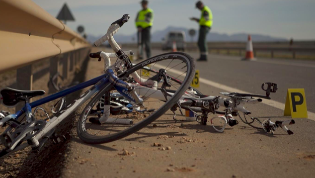 Imagen de un ciclista atropellado en una carretera en una imagen de archivo.