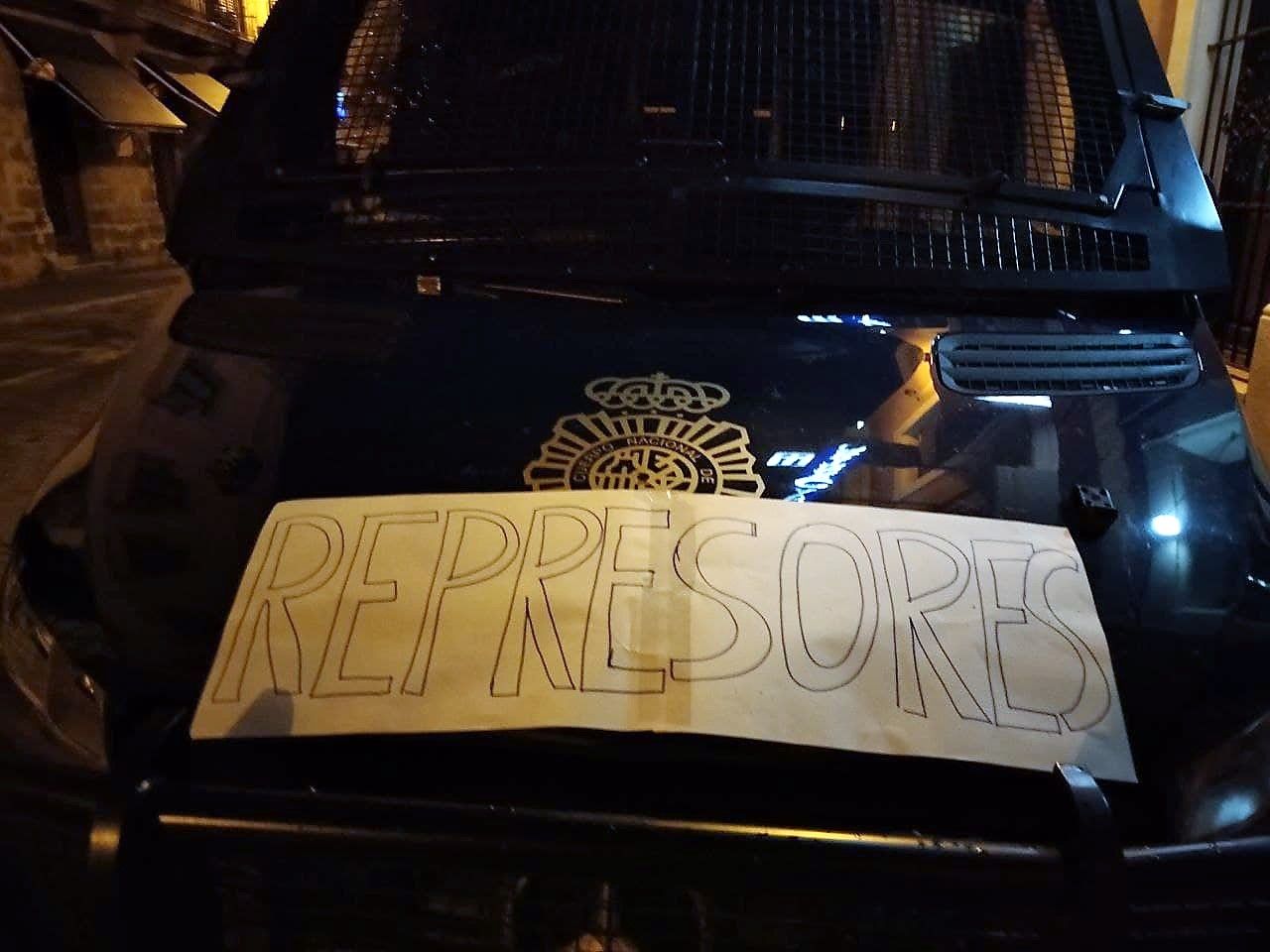Furgona de los antidisturbios 'escracheada' a las puertas de un hotel en Jerez.