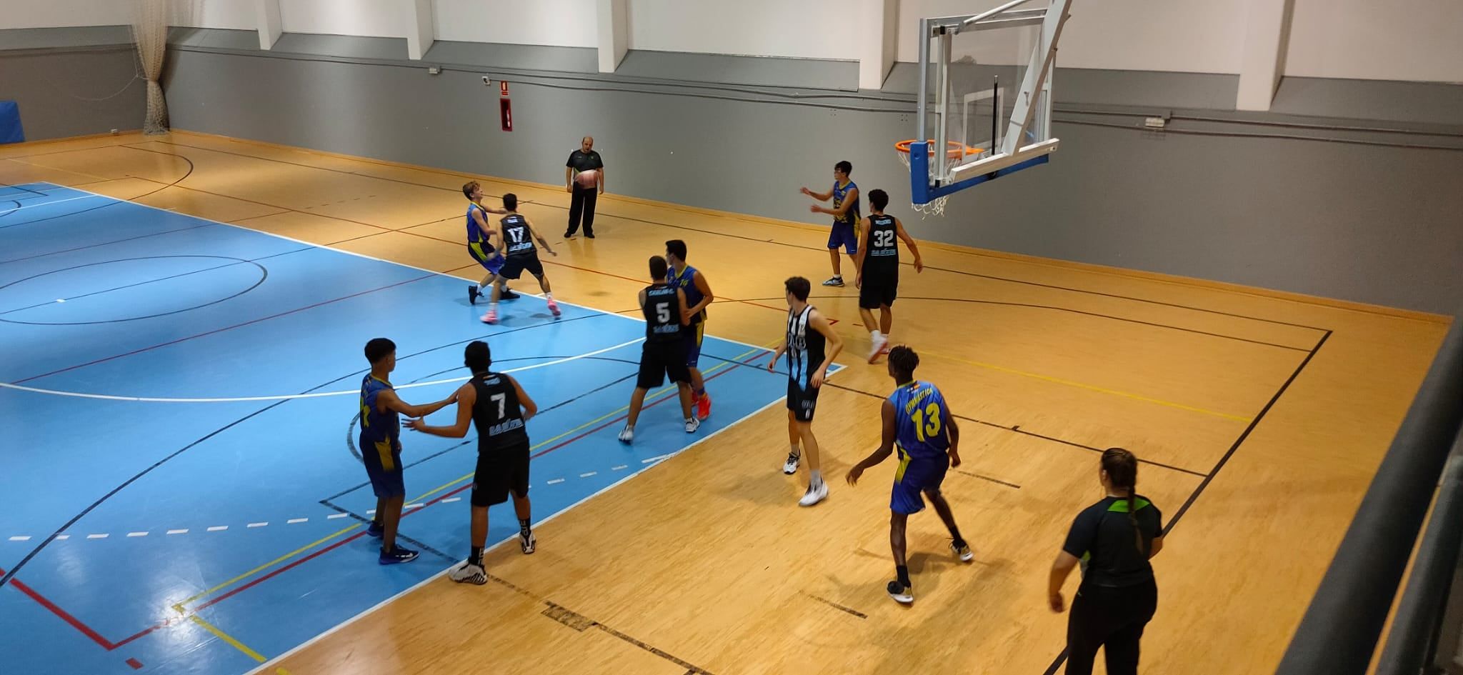 Un partido de baloncesto, en una imagen de archivo en el pabellón cubierto Ramón Velázquez en El Puerto. 
