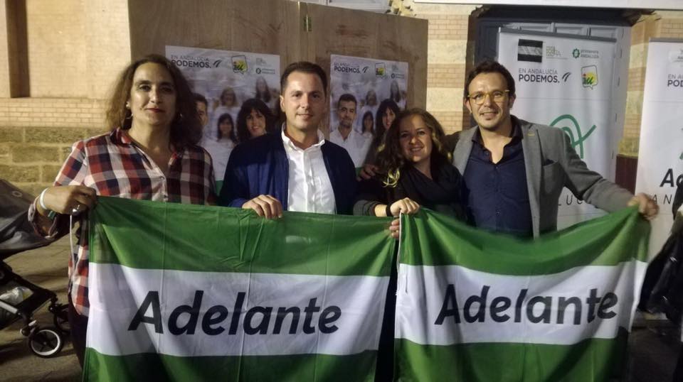 Ángela Aguilera, número 1 en la candidatura de Adelante Andalucía por Cádiz junto a Santiago Gutiérrez y Natalia Robles, presentes en la lista, y el alcalde de Cádiz. 