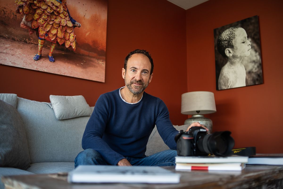 Carlos Duarte, en su casa, con dos de sus trabajos de fondo. 