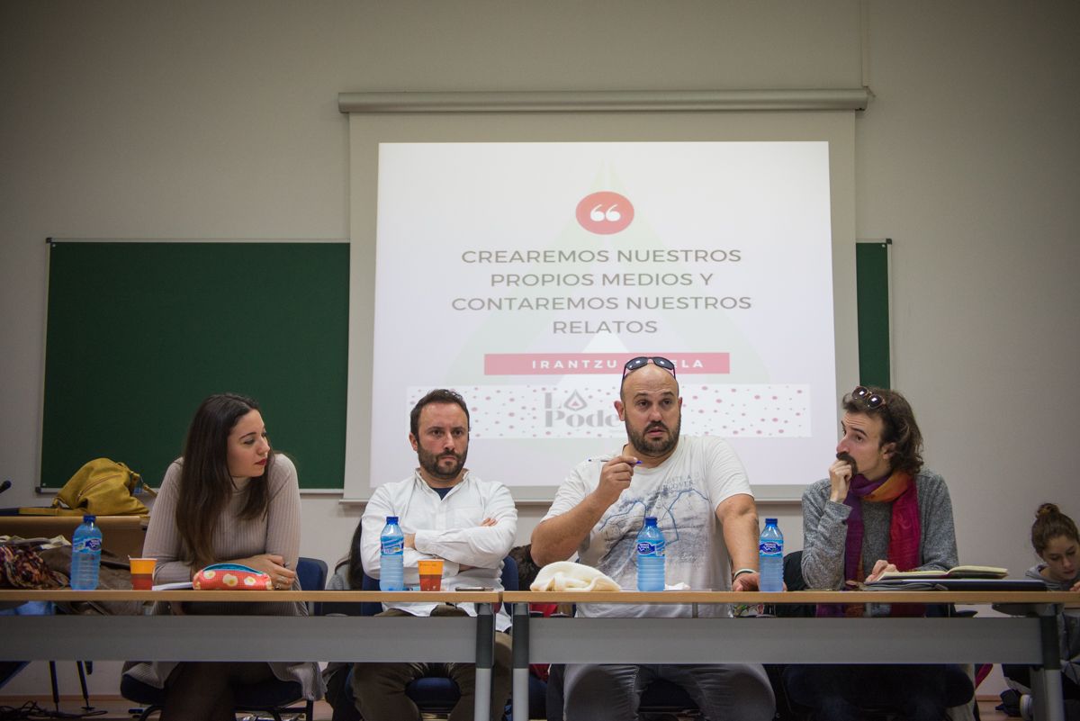 Claudia González Romero, Paco Sánchez Múgica y Raúl Solís, periodistas de lavozdelsur.es, en una charla reciente en la Universidad de Sevilla. FOTO: MANU GARCÍA