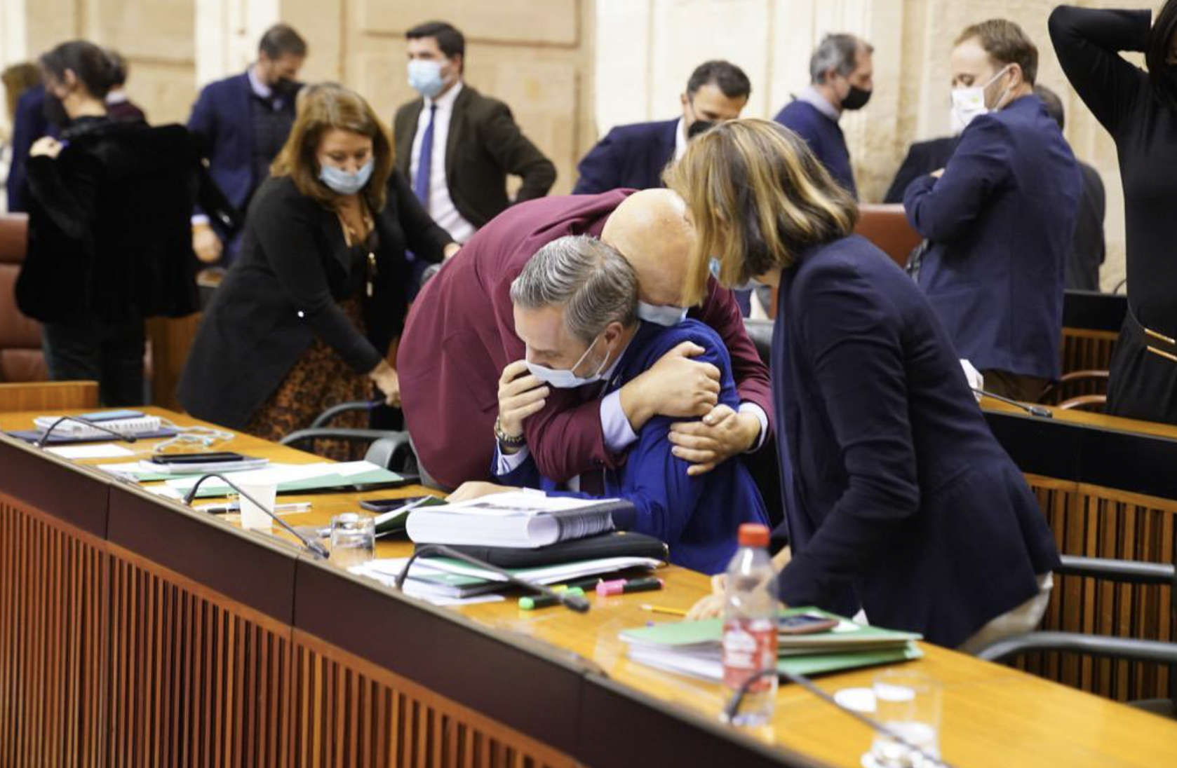 Imbroda abraza a Bravo, consejero de Hacienda, una vez que concluyó el el debate de totalidad del proyecto de presupuesto para la Junta ante el Pleno del Parlamento.