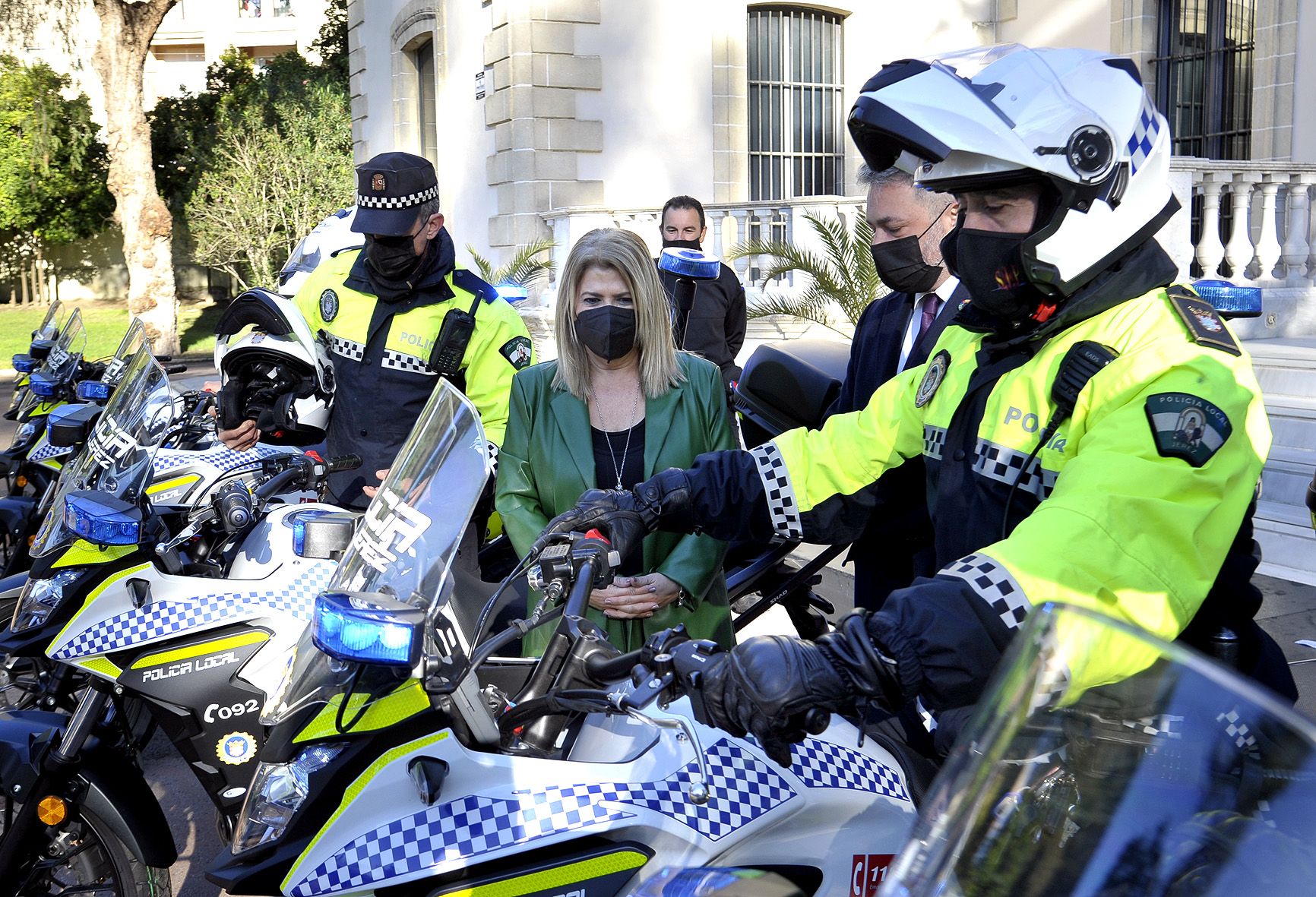 La alcaldesa Mamen Sánchez, con las nuevas motos de la Policía Local de Jerez.