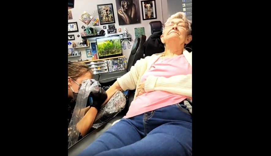 La abuela de 82 años, tatuándose el brazo derecho.