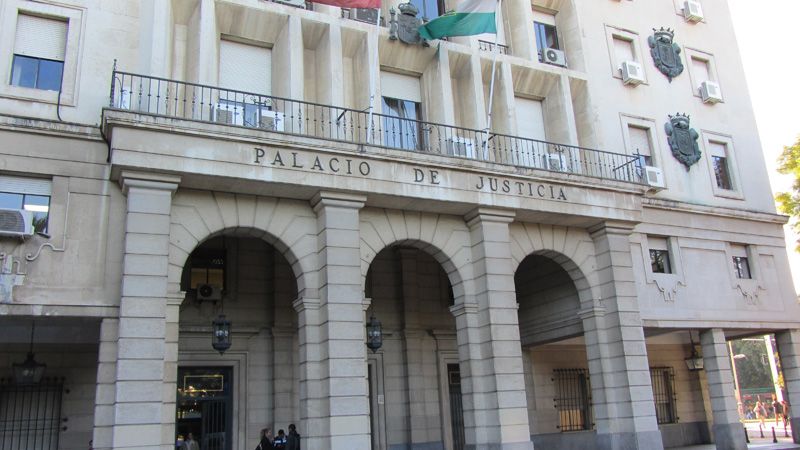 El Palacio de Justicia en Sevilla. Un hijo y su madre han sido condenados a seis meses de cárcel.