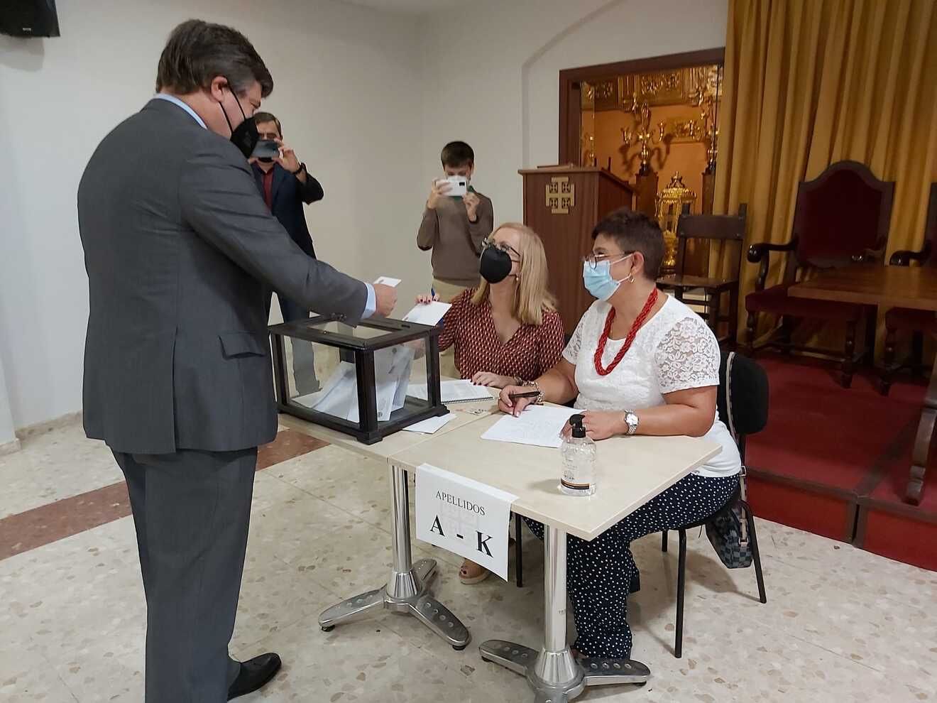 Mesa de votaciones, en cabildo abierto, en una hermandad durante la pandemia.