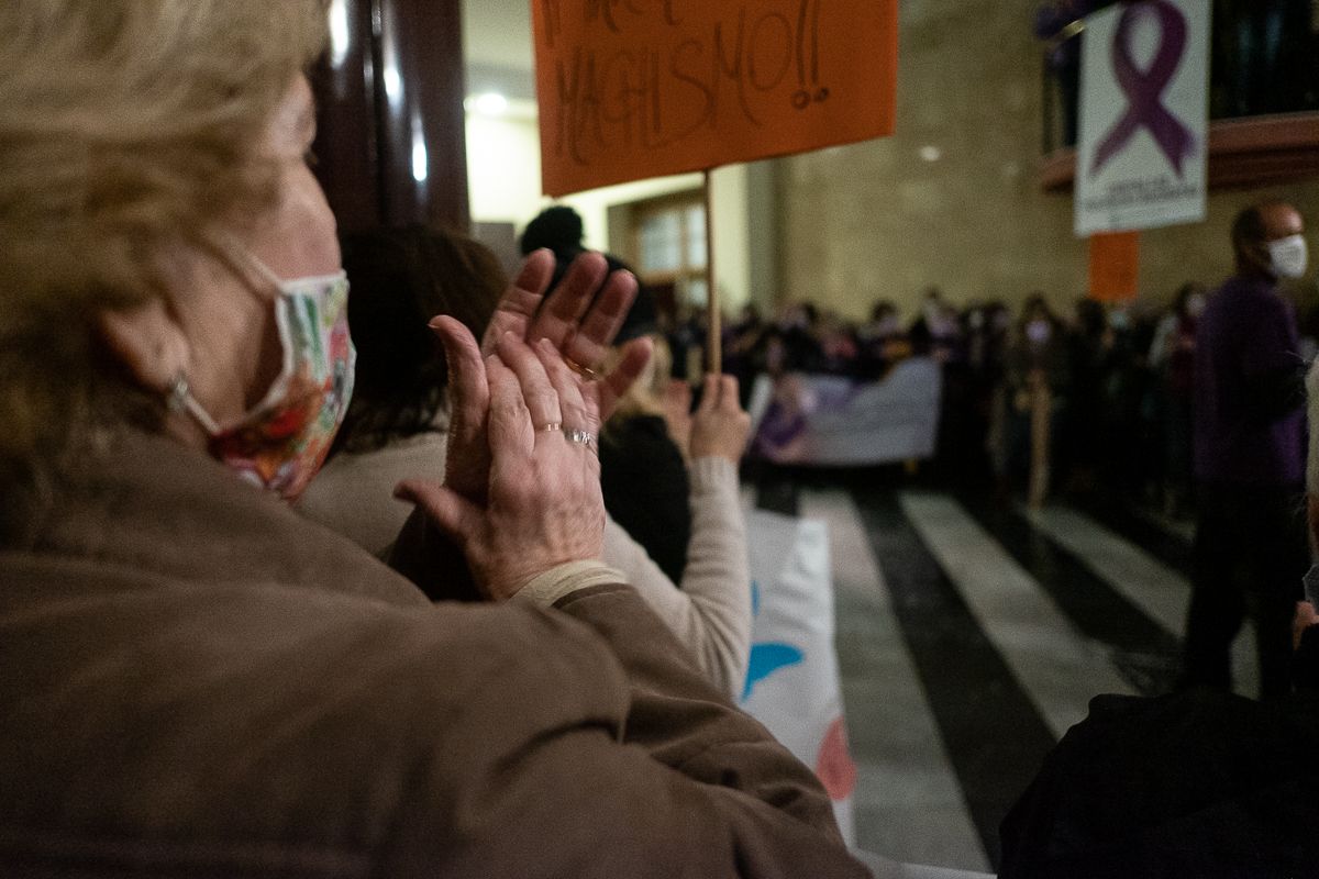 Artículo de opinión escrito por Alfonso Saborido, titulado 'Progres'. Manifestación feminista en el consistorio.