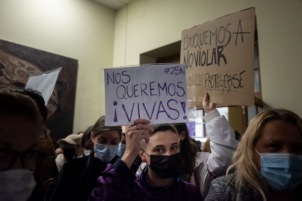 Concentración feminista en el Ayuntamiento de Jerez.