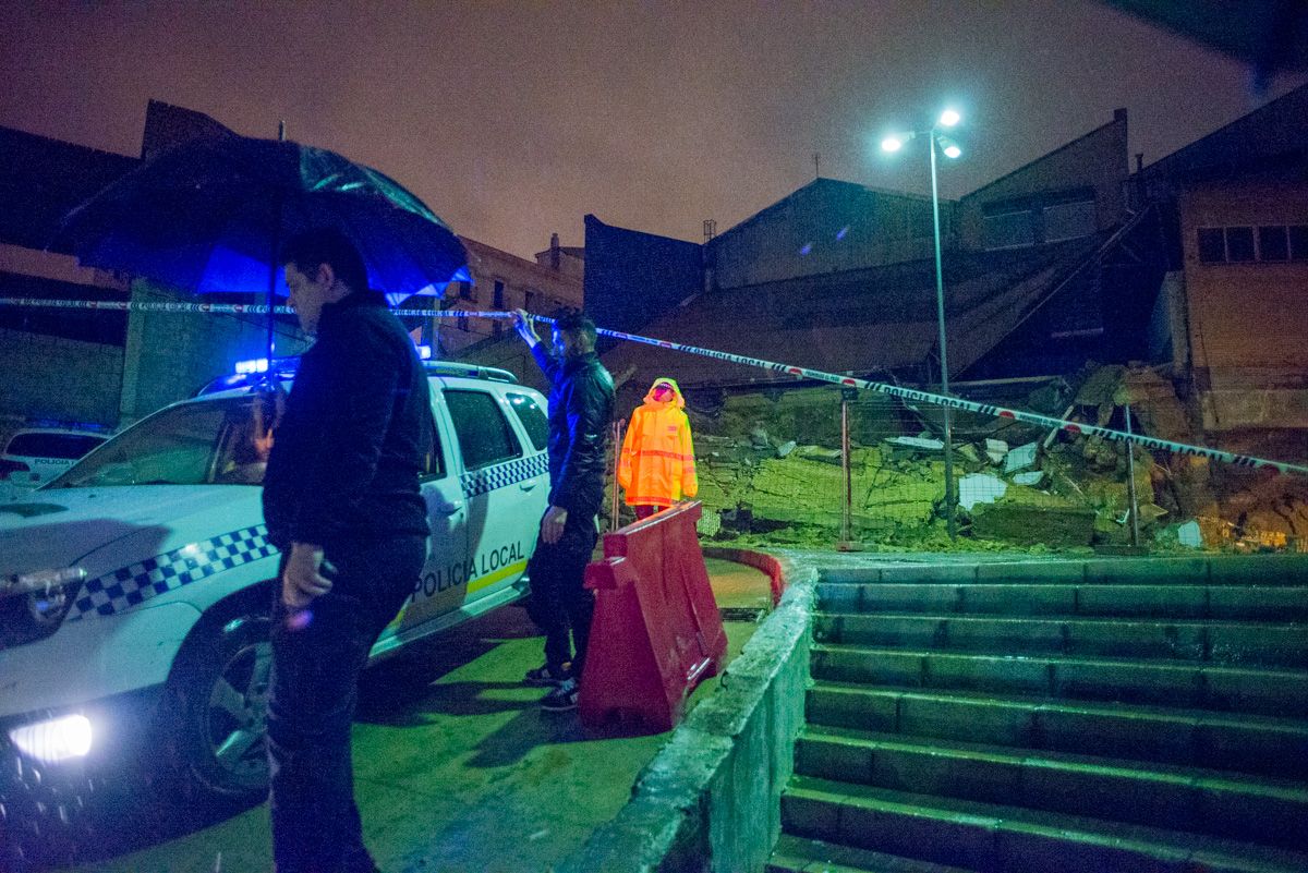 Imagen de la barriada del Agrimensor, donde se ha derrumbado un muro del edificio abandonado de la Peugeot. FOTO: MANU GARCÍA.