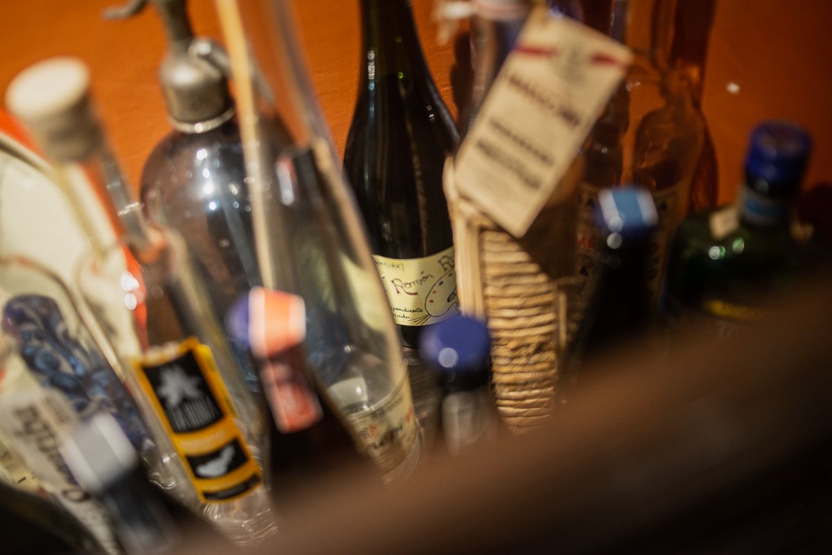 Botellas que conserva Juan José en el local portuense.