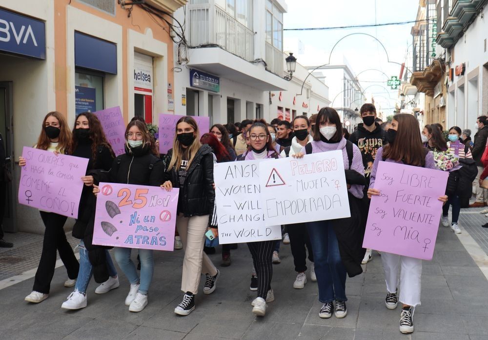 Manifestación de las jóvenes por el 25N en Puerto Real.