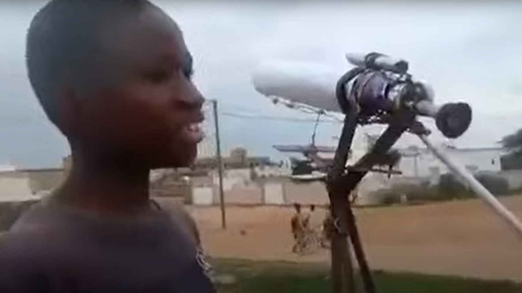 La historia de Malick, el niño senegalés que construyó un telescopio para tocar las estrellas
