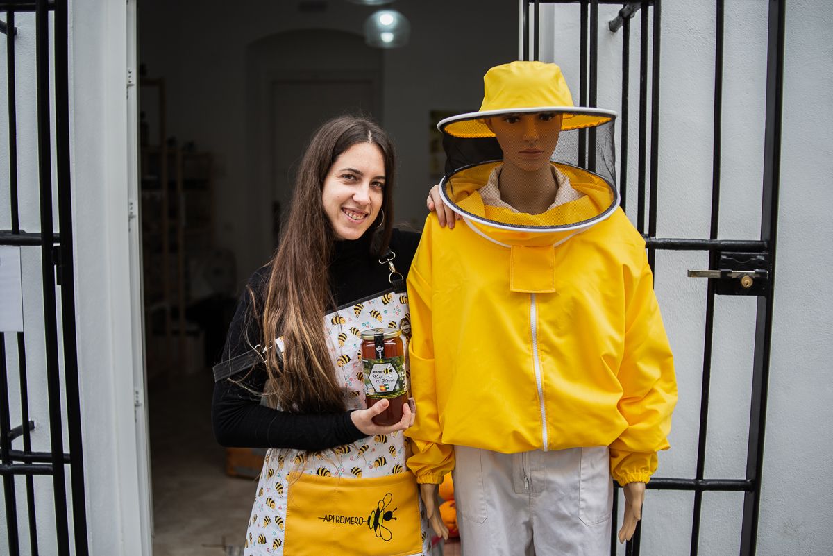 María Romero, hija de José Juan, en la puerta de Apiromero, la tienda de miel ecológica de Sanlúcar.