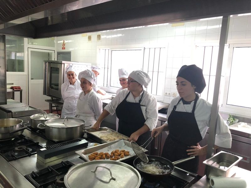 Alumnos del IES Arroyo Hondo y cocineros del Restaurante Pedagógico. FOTO: ROTALDIA.COM.