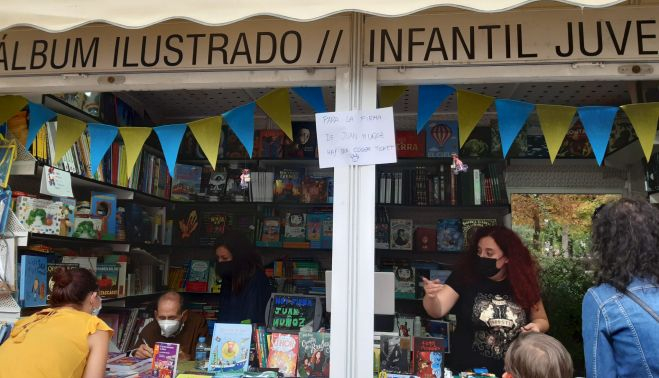 Firmando ejemplares en la última Feria del Libro de Madrid.