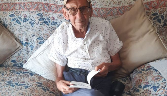 Juan Muñoz no deja de leer ni escribir a sus 92 años. 
