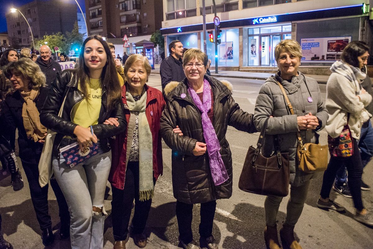 Mujeres cogidas del brazo durante una pasada manifestación contra la violencia de género. FOTO: MANU GARCÍA. 