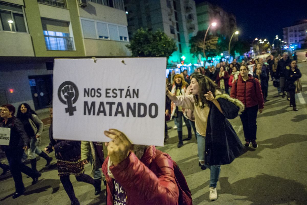 Cartel de "Nos están matando", durante una marcha feminista en Jerez. FOTO: MANU GARCÍA. 