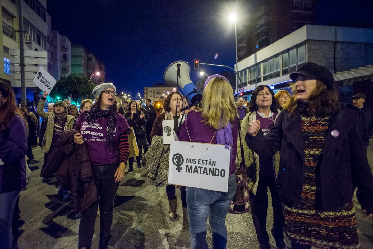 Manifestantes durante la marcha contra la violencia de género en Jerez. FOTO: MANU GARCÍA. 