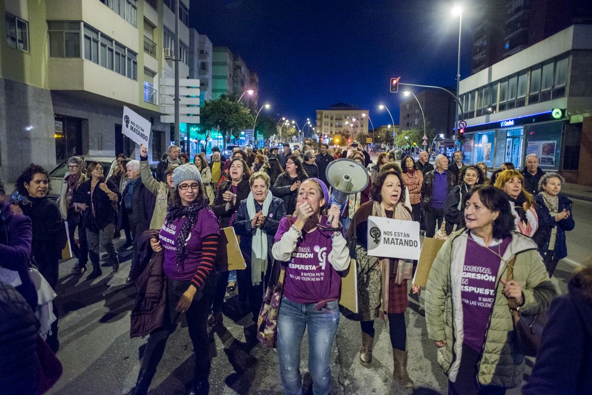 Manifestantes durante una pasada marcha contra la violencia de género en Jerez. FOTO: MANU GARCÍA. 