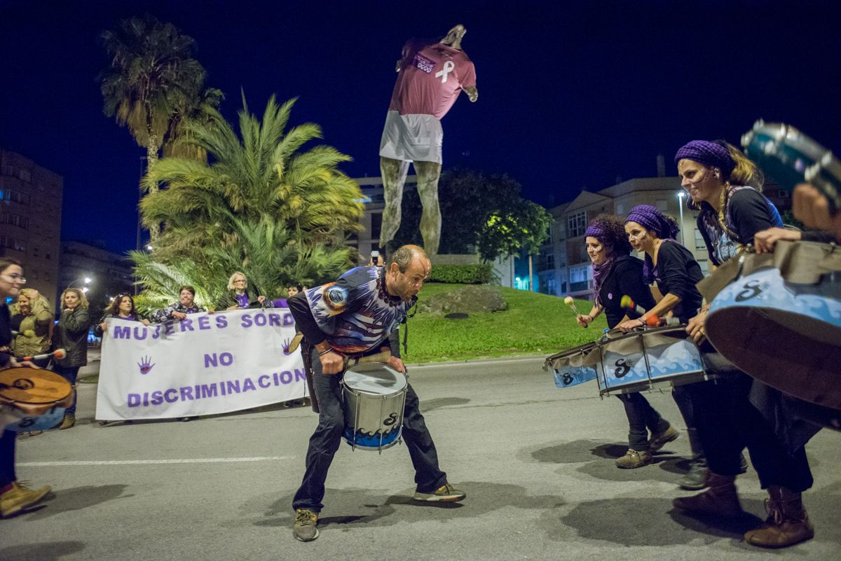 Un momento de la manifestación contra la violencia machista en Jerez. FOTO: Manu García.