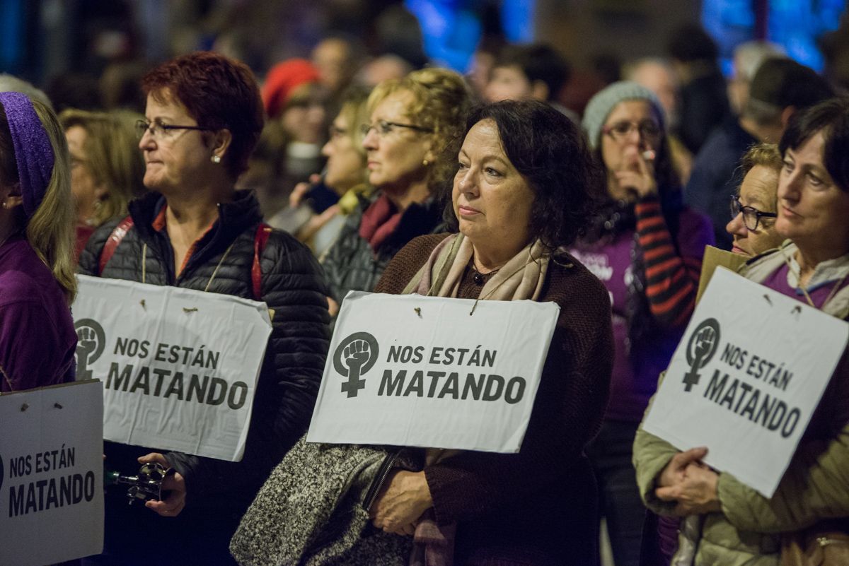 Cartel de "Nos están matando", durante una pasada marcha feminista en Jerez. FOTO: MANU GARCÍA. 