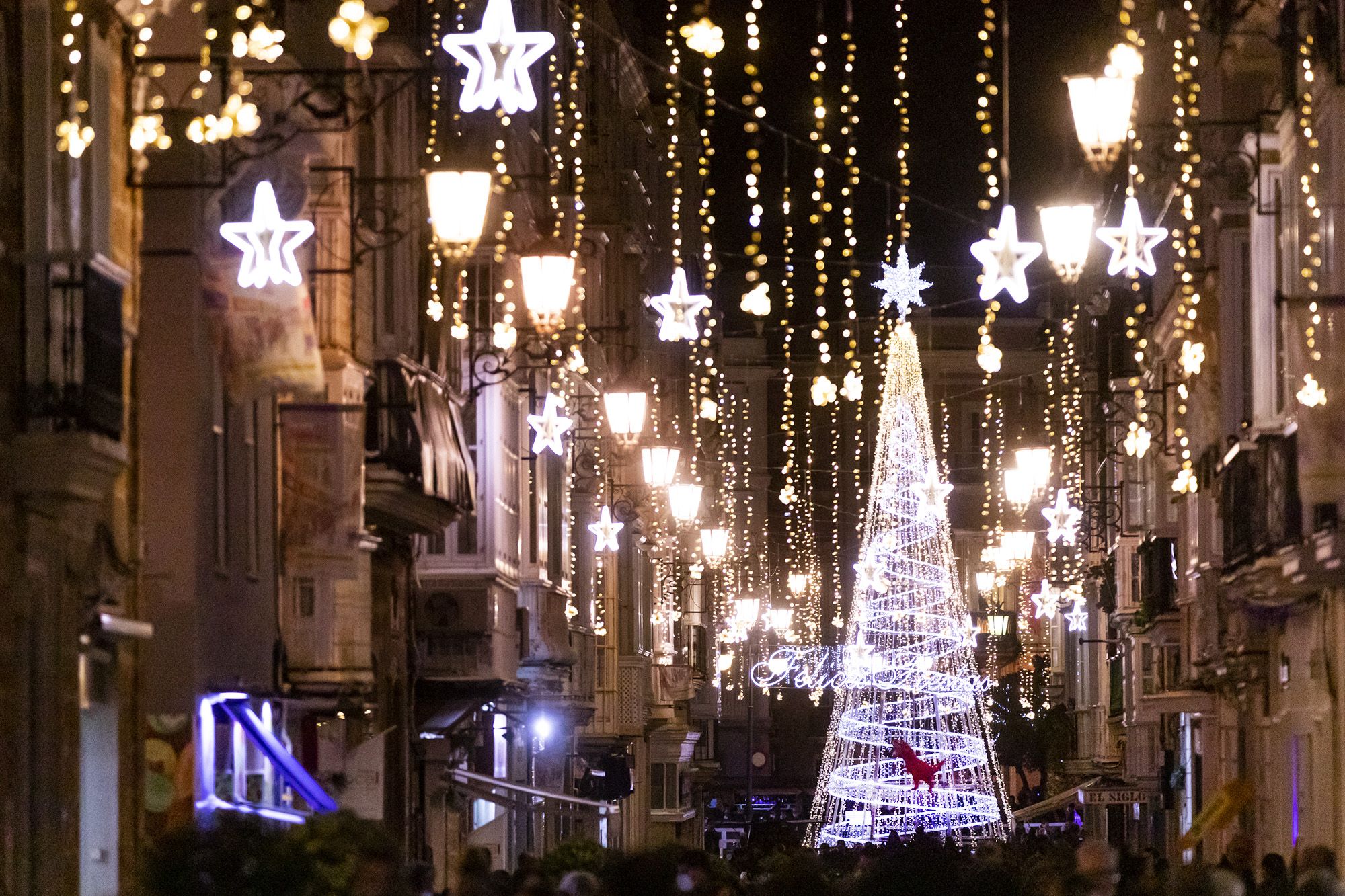 Las luces de Navidad alumbrando las calles de Cádiz