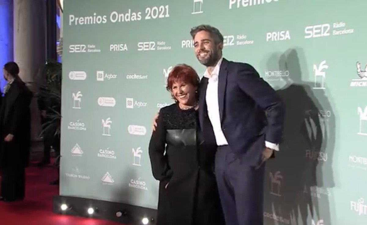 Roberto Leal y su madre en los Premios Ondas.
